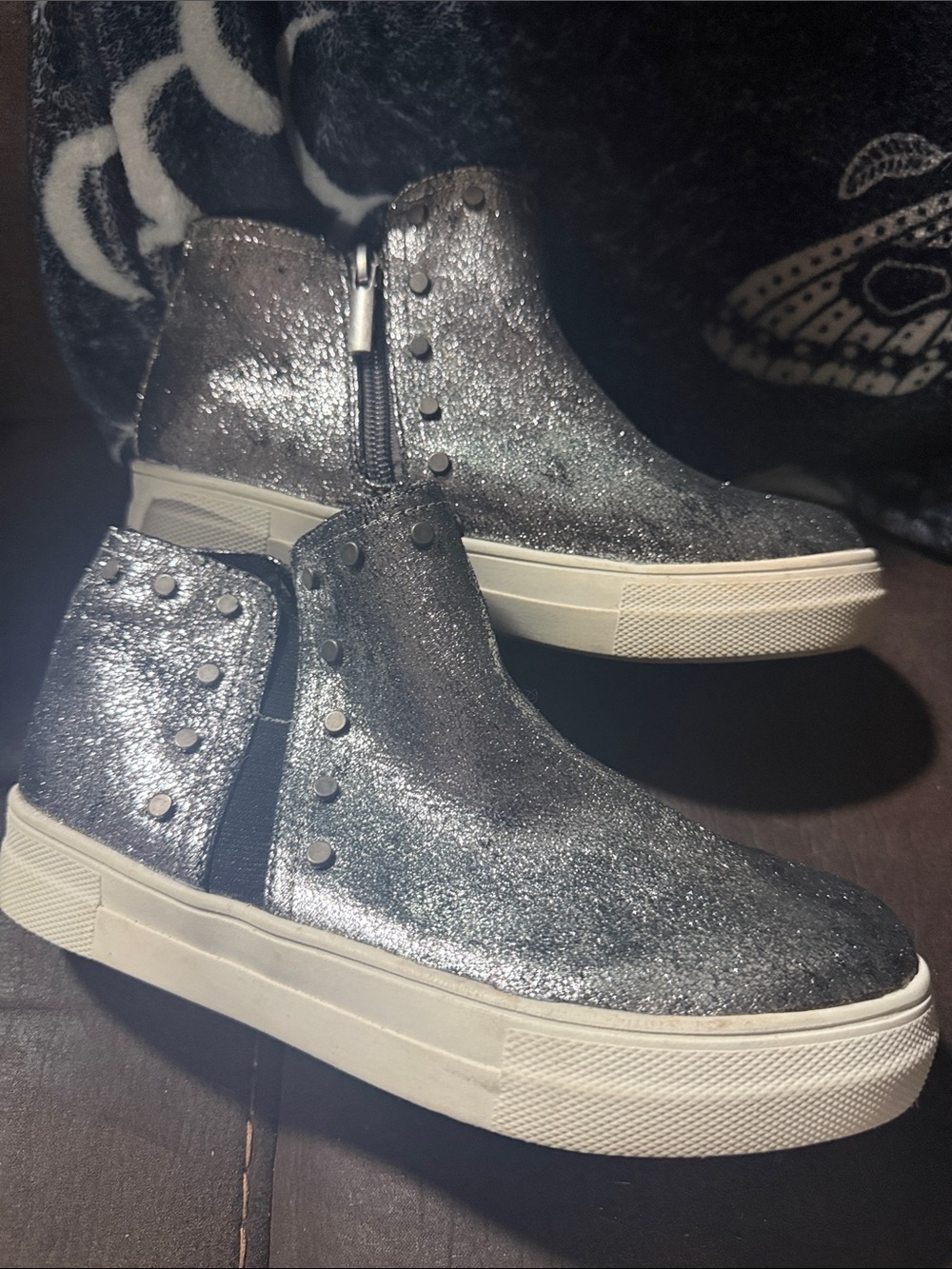 kidpik Silver Glitter Platform Slip-On Sneakers with Stud Accents